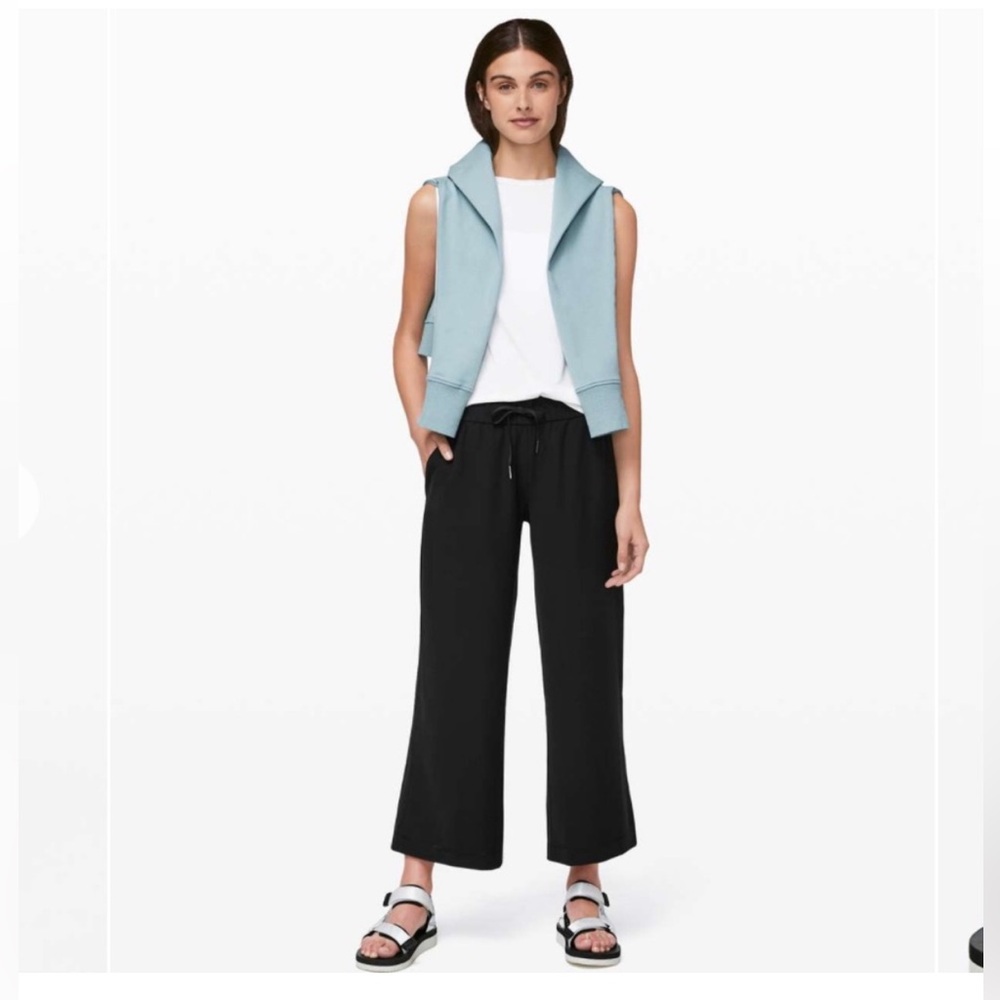 Lululemon on the Fly Wide Leg Cropped Pants Size 6 EUC